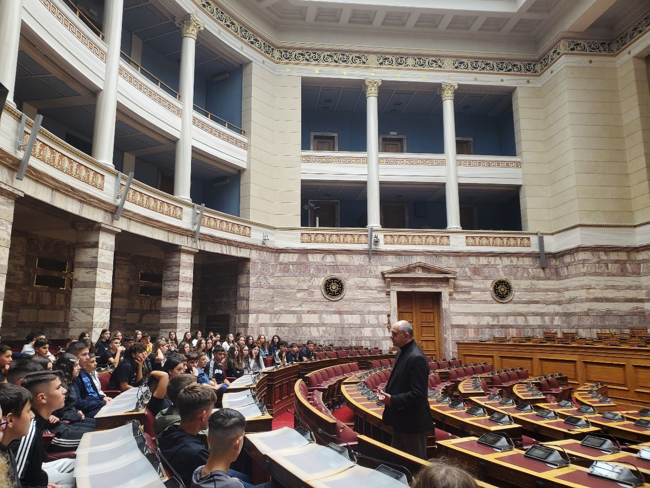 ΕΠΙΣΚΕΨΗ ΜΑΘΗΤΩΝ ΚΑΙ ΜΑΘΗΤΡΙΩΝ ΤΟΥ 3ου ΓΥΜΝΑΣΙΟΥ ΣΤΗ ΒΟΥΛΗ ΤΩΝ ΕΛΛΗΝΩΝ